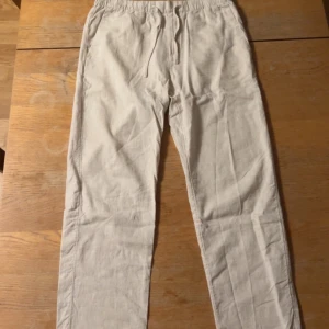 Linnebyxor  - Säljer mina linnebyxor då dom inte passar, knappt använda, skick 10/10
