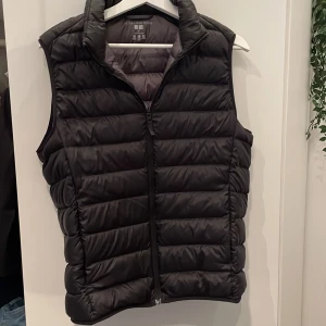 uniqlo väst - köpt ett tag sen typ aldrig använd så den är i nyskick men säljs billigt