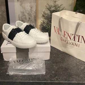 Valentino garavani opens - Valentino garavani opens | skick 9/10 | använda 2 gånger | Box och påse följer med | storlek 43 1/2 men passar 44| hör av er vid frågor 