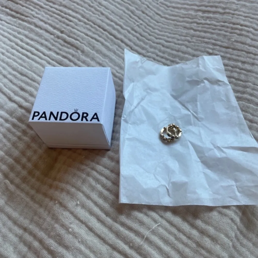 Säljer då jag inte använder längre! Köpta för 1299kr på pandoras egna butik!❤️. Accessoarer.