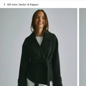 Kort kappa Nelly - Säljer denna populära kappan från Nelly, helt oanvänd och storlek S