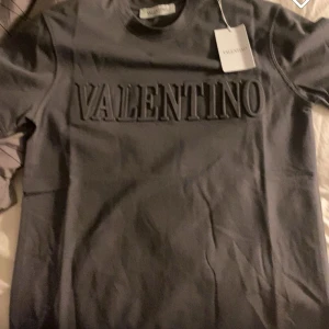 Valentino tshirt - Fet valentino tshirt i storlek s, inte använt mkt pga fel storlek. Inga defekter.