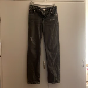 Grå/svart jeans från Gina  - Grå/svarta jeans som är staright. Dem är i storlek 158 och är från Gina Young. Dem är använda men fortfarande i fint skick