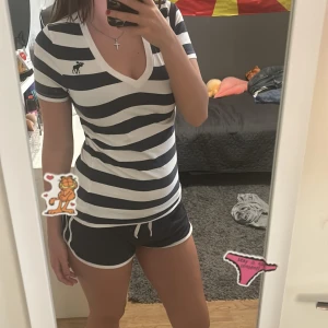 jätte gullig formad abercrombie & fitch t-shirt  - jätte stretching och passar mig som oftast är S, ifall jag fick gissa skulle den enkelt massa någon som är XL också. jätte gullig och formad 