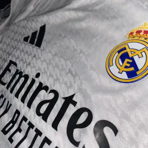 En mycket fin Mbappe Real Madrid hemma tröja 2024/25! Helt ny och oanvänd! Tröjan har UCL patch på ärmen och är Player Version! Hör av dig vid frågor :)