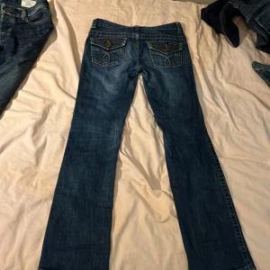 2000’s jeans! - Sjukt fina calvin Klein jeans! Inga defekter och i otroligt bra skick. Står inte storlek men skulle gissa XS då det är vad jag brukar ha på mig! tryck INTE på köp nu utan att ha pratat med mig! Skriv vid minsta fråga bara❣️