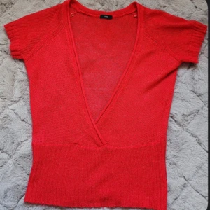 Röd tröja  - Säljer denna jätte fina tröjan eftersom den inte passar 