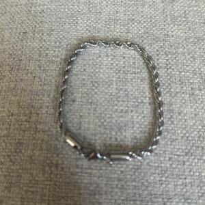 Ett silver armband - Snygg accessoar