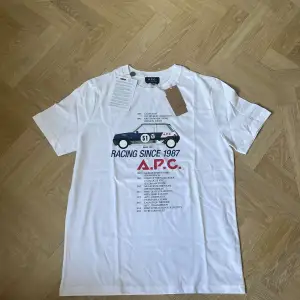 APC T SHIRT (HELT NY! TAGS OSV. Medföljer! ) | Storlek: L | Färg: Vit | Pris: 749kr | Fraktar via PostNord eller InstaBox på köparens bekostnad! | Hör av er vid frågor! 