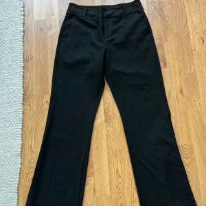 LXA kostymbyxor  - Svarta kostymbyxor från LXA the label. Supersnygga och långa i benen. Storlek 38. Modellen fave suit pants