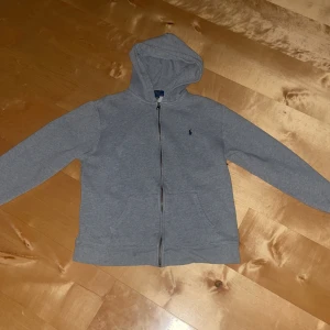 Polo Ralph lauren zip hoodie - Storlek XL i barn storlek alltså för folk som är runt 160-165 passar även folk som är lite längre  Skick9/10 Nypris:1200 mitt pris 700  Kolla min profil så hittar du även matchande byxor 