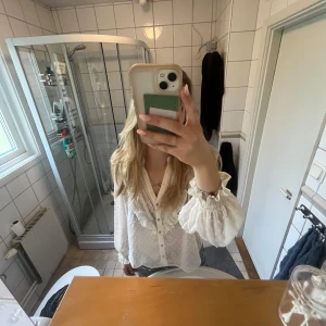 Zara Blus - Braskick, Köpt från Zara för cirka ett år sedan men har aldrig riktigt blivit använd! 🩷