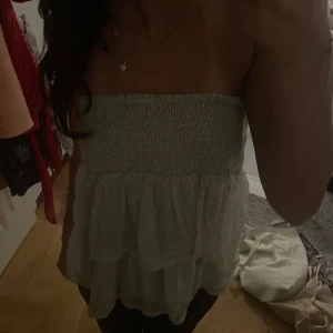 Fin topp/volangkjol - Volangkjol som även kan användas som bandeau topp. Är i djurmönster och är aldrig använd.