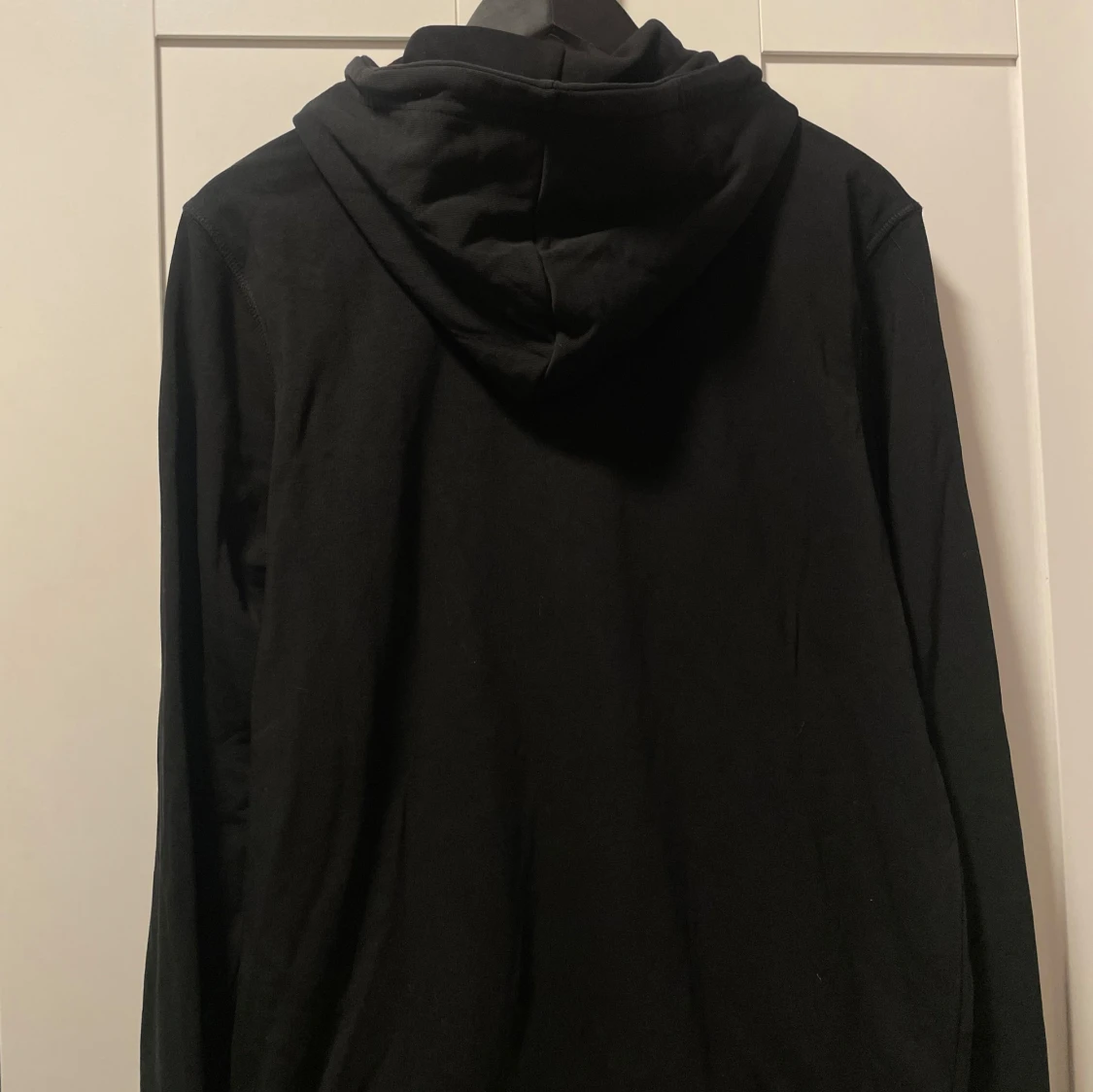 Svart hoodie med dragkedja - 93