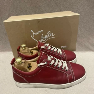 Chrisitan Louboutin  - Ett par sällsynta chrisitan Louboutin i bra skick. Några defekter som inte syns vid användning. Nypris ca 7000kr. Köpta från Vestiaire Collective. Vid köp tillkommer box och certifikat från Vestiaire. Vid frågor ”kontakta”📩