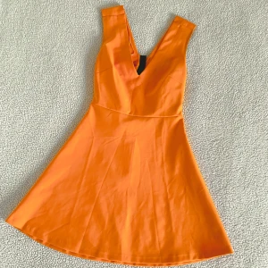 ZARA orange miniklänning / skaterdress - Otroligt fin klänning från ZARA. Skulle beskriva materialet som lite tjockare kostymmaterial. Sitter otroligt smickrande på kroppen då den är stretchig. Stängs med 4 kabinhakar i ryggen. Utan anmärkningar. I nyskick.