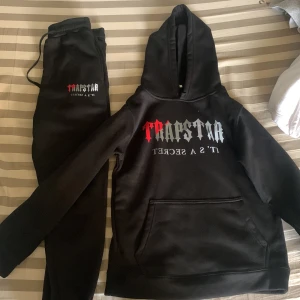 Trapstar tracksuit  - Säljs eftersom de inte passade mig Aldrig använt  Hoodien och byxorna storlek M