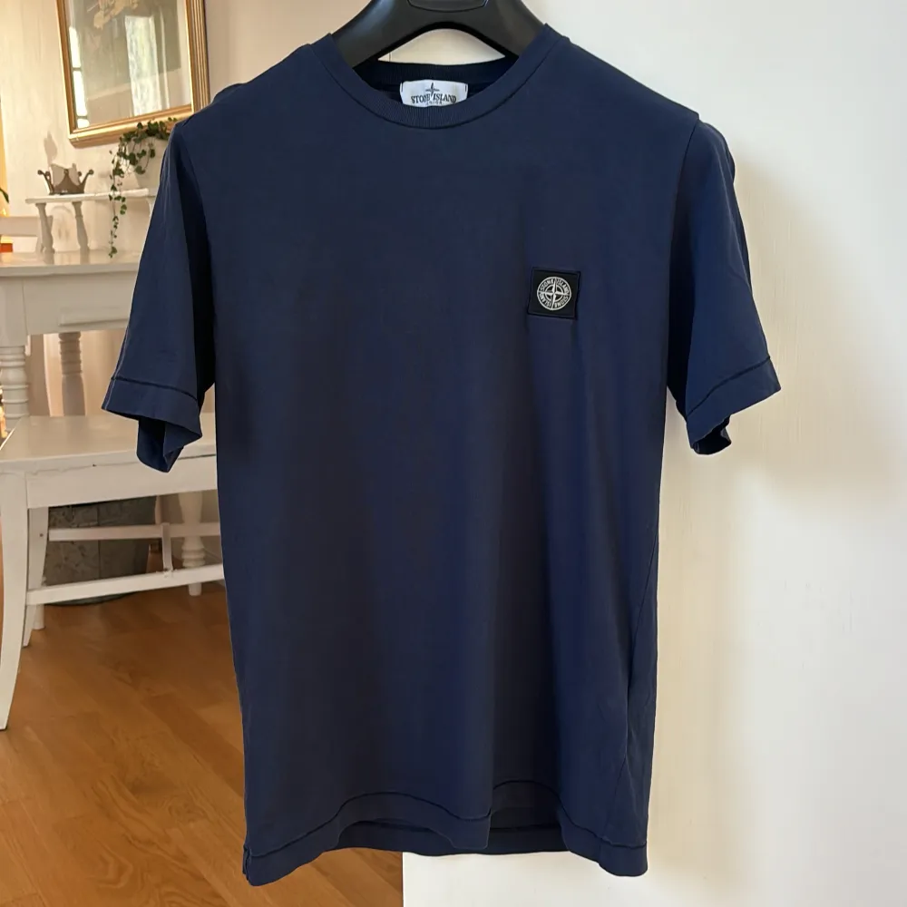 En fet mörkblå Stone Island t-shorts i st 170 cm för endast 850kr. Nypris 1800kr. T-paidat.