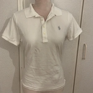 Vit polo Ralph lauren - Polo tröja gammal tjej modell. Storlek L i barnmodell. Inga fläckar eller sönder nånstans. Skriv privat för fler frågor💕