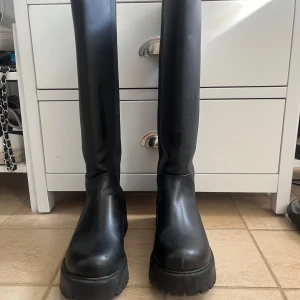 Skinn stövlar  - Ett par svin snygga stövlar som endast använda en gång? I nyskick!!!😍😍😍