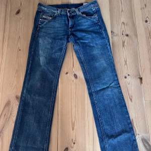 Diesel jeans Low rise bootcut - Ett par otroligt snygga diesel jeans som är Low rise bootcut modell. Säljer då de tyvärr inte passar. Köpte de via plick men har aldrig använt och skicket är mycket bra.  W=28  L=32 