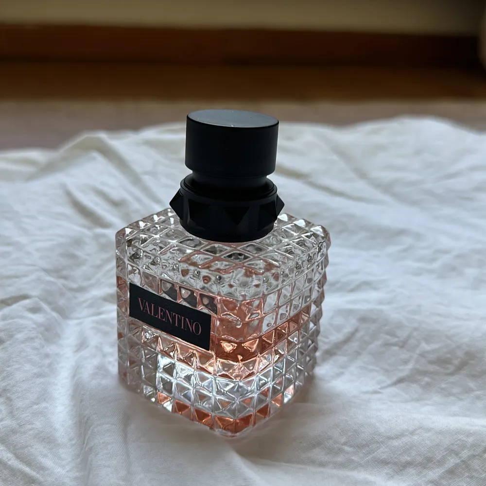 Valentino Donna Born In Roma EdP 50 ml. Cirka halva flaskan kvar, 25ml. . Perfume.