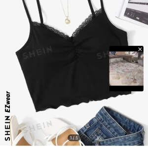 Topp - XS, oanvänd och säljs för jag själv köpte i fel storlek. Obs köparen står för frakten!🤍