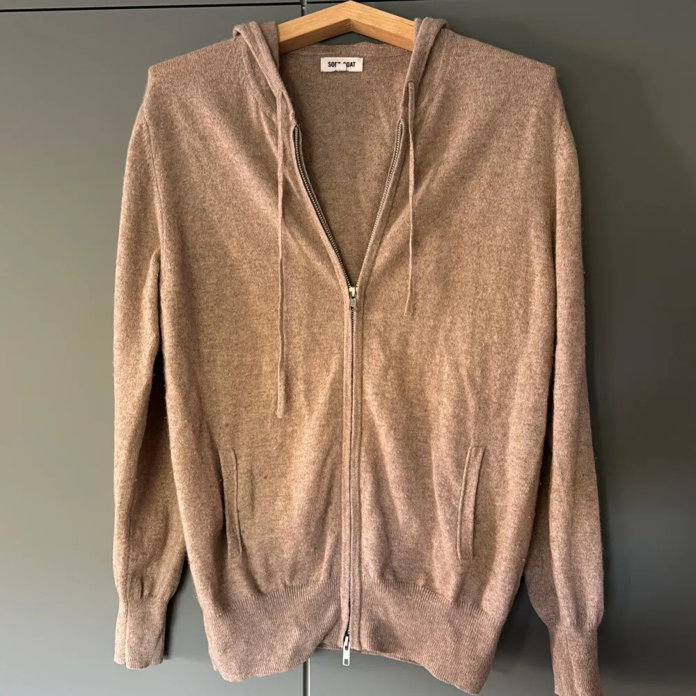 Säljer denna beiga cashmere zip-hoodien från soft goat 🤩 Hoodien är i bra skick 8/10 och storlek L, kan även passa M 🤝 Nypris: 3000. Stickat.