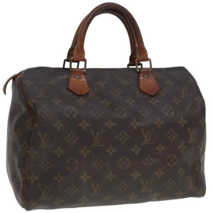 Louis Vuitton Speedy 30 - Louis Vuitton Speedy 30. Ett måste i väskkollektionen! Bra storlek för både vardagsbruk och resor. Perfekt att använda som skol-/arbetsväska. Speedy ger en touch av lyx och stil till varje outfit.