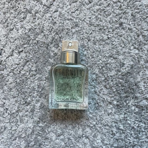 Parfym Calvin Klein Eternity For Men Cologne - Parfymen Calvin Klein eternity for men cologne som luktar som den ska och är 50ml ny men cirka 45ml nu. Om ni har frågor är det bara att kontakta mig.