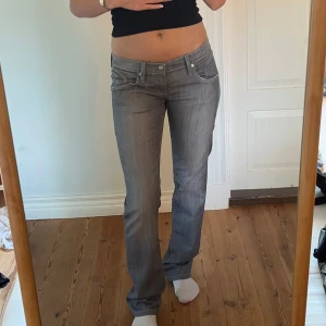Lågmidjade vintage jeans  - Midjemått( rätt över): 41cm  Inerbenslängd: 86cm   Köp dem via ”KÖP NU” eller Swish  Modellen är 170 cm, inga defekter 💕 