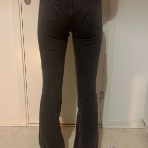 Svart gråa jeans - Ett par svart gråa lågmidjade bootcut. Aldrig använt på grund av att de är för stora vid midjan 