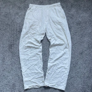 Linnebyxor - Linnebyxor i bra skick och storlek M. Om ni har frågor är det bara att kontakta mig.