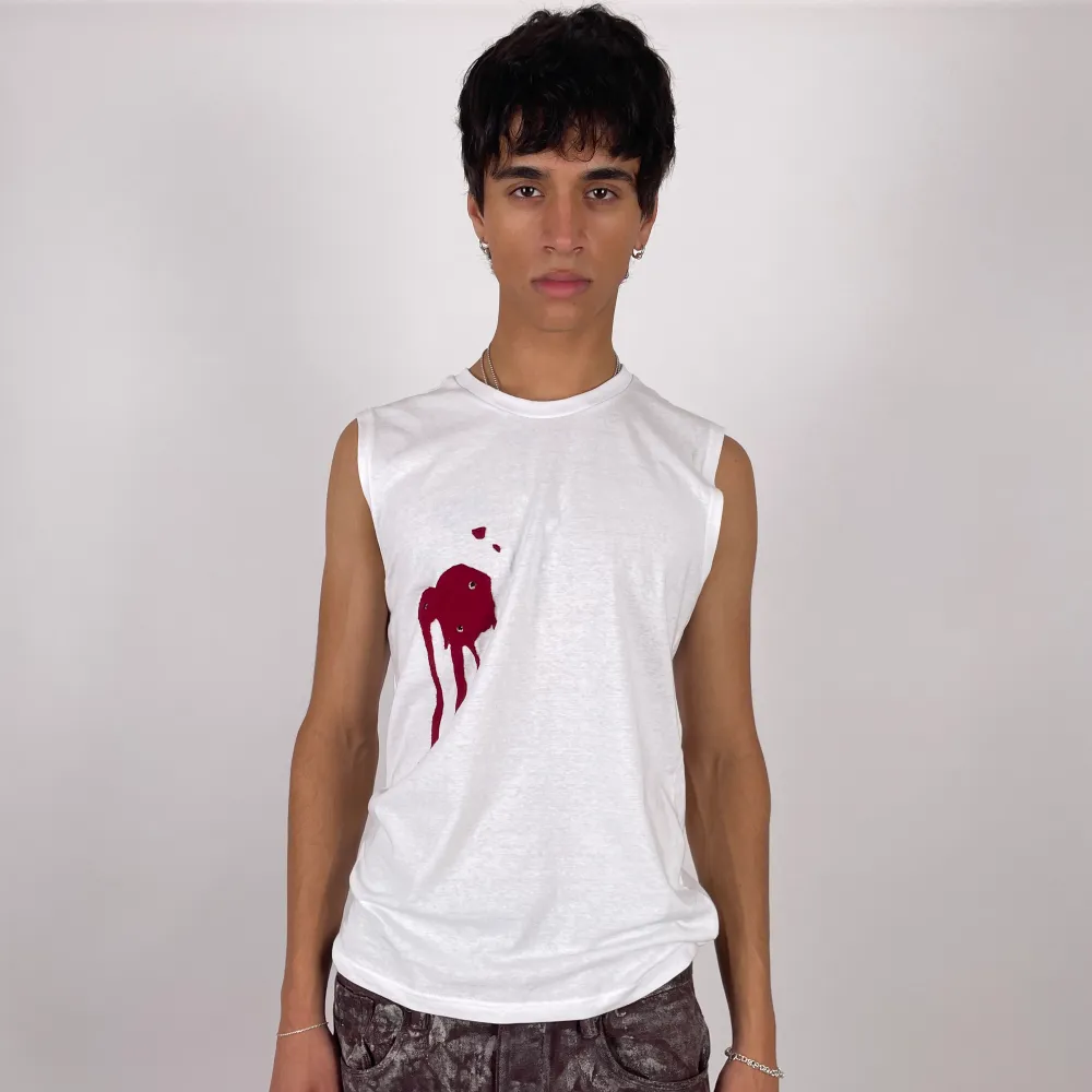 Tanktop med bloodstain design. Vintage skick utan flaws. . T-shirts.