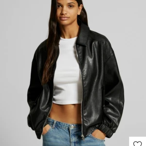 Skinnjacka  - Skinnjacka från Bershka. Använd Max 3 gånger så toppen skick! Köpt för 550