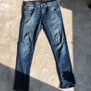 Replay grover jeans - Blåa replay jeans i modellen grover. 7/10 skick, jeansen är i mycket bra skick bortseende från att det har sytt ihop i skrevet. Priset är diskuterbart.