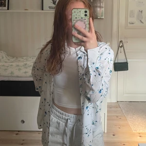 Blommig skjorta - Fin somrig tunn skjorta🩷  Hel och ren🫶🏻