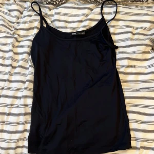Zara linne  - Säljer en svart zara linne, bra skick! Står storlek S men skulle säga att det är XS-S