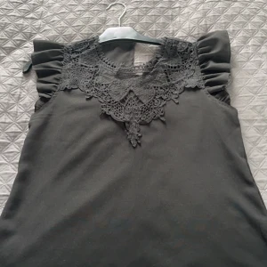 Svart blus - Inga defekter. Använd typ bara 2 ggr. 