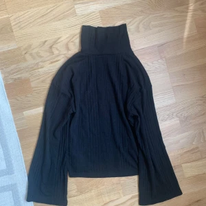 Stickad polotröja  - En stickad polotröja i storlek 38. Aldrig använd, helt nytt skick. 