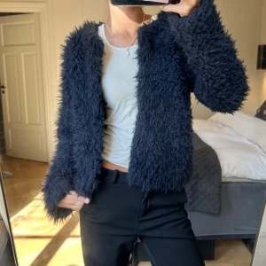 Jacka  - Säljer denna fluffiga jacka från Jacqueline de Yong i storlek S (men passar XS och M med). Bra skick, perfekt nu till hösten och vintern.