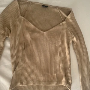 Beige ribbad tröja från Gina Tricot - Säljer en superfin beige ribbad tröja från Gina Tricot. Jag har aldrig använt denna tröja bara testat en gång, den är också ny. Tröjan är i ett mjukt och stretchigt material som sitter bekvämt på kroppen. Säljer pga den är för stor för mig