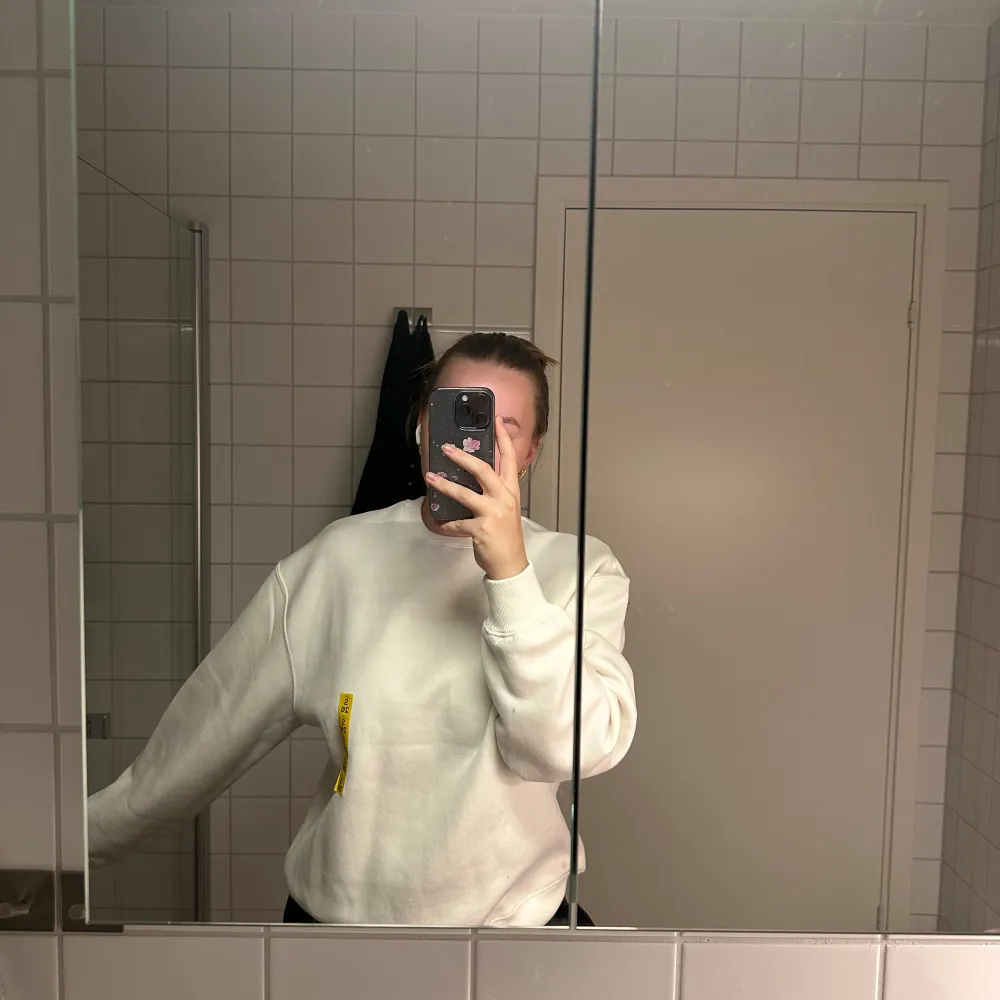 En supermysig sweatshirt från Pull and Bear. Helt ny med lapparna kvar i storlek S. Lite krämvit i färgen💕. Hör av er vid frågor🌸. Hoodies.