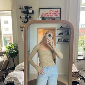 Beige ribbad långärmad topp - Säljer en superfin beige ribbad topp med långa ärmar. Den är tight och perfekt för höst och vår. Toppen har en stilren och enkel design som passar till det mesta. 