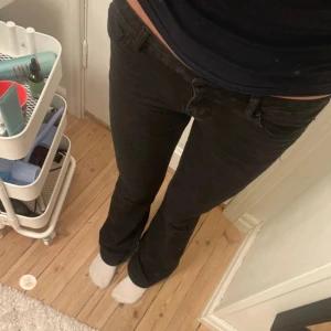 Jättesnygga svarta vero Moda jeans  - Jättefina, köpt i våras  Lågmidjade, bootcut  strl M/34 men liten i storleken skulle säga att den passar S också, stretchigt matrial  Mått: Midja ca 37 cm  Längd ca 88 cm  💓🎀