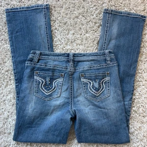 Lågmidjade Bootcut jeans  - Jeans från Laura scott. Står ingen storlek men gissar på M. (Gå efter mått) Innerbenslängd:84 midjemått:40x2 grenmått:20. Inga bilder på då de är för stora. Köp sker via köp nu, jag postar inom 24h. Kvar tills markerad såld