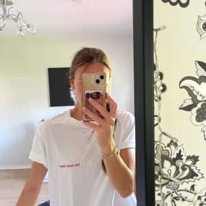 T-shirt  - Säljer denna snygga T-shirt med tryck på ryggen från Another cotton Endast provad!  Nypris 460kr