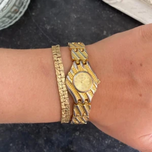 Luxus klocka - Använder aldrig klockan, därav sälja den! Klockan ej går, går säkert att fixa men har aldrig testat.  18k guld elektropläterad klocka med rostfrittstål baksida