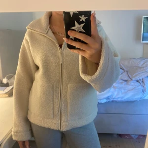 Teddy jacka oanvänd - Säljer en helt oanvänd teddyjacka med prislappen kvar då jag inte hann returnera den i tid oj ej vill behålla! Den är sjukt mjuk och perfekt till hösten, skriv för fler bilder eller frågor💕