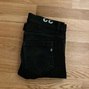 Svarta Dondup Jeans, som nya  - Säljer ett par feta Dondup George jeans i storlek 33 men som passar 32 också! Inge defekter alls och för ett grymt pris, som nya!                                     Bättre pris kan erbjudas vid personlig upphämtning och även vid frakt! 